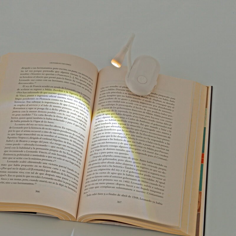 Clip con luz para lectura - Image 3